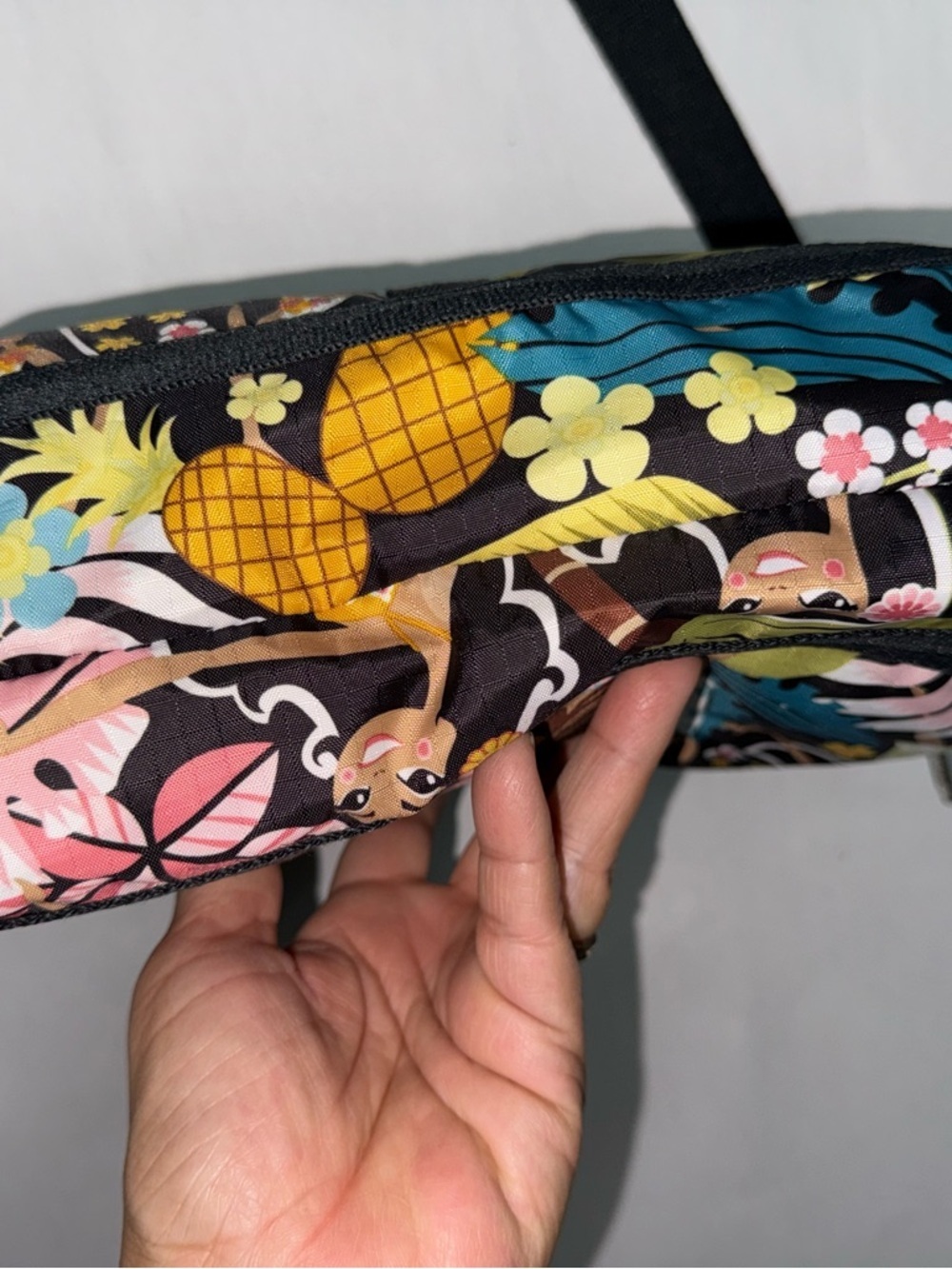 LeSportsac Hawaii Exclusive shoulder or crossbag featuring the Wahine Hula print - Picture 6 of 9